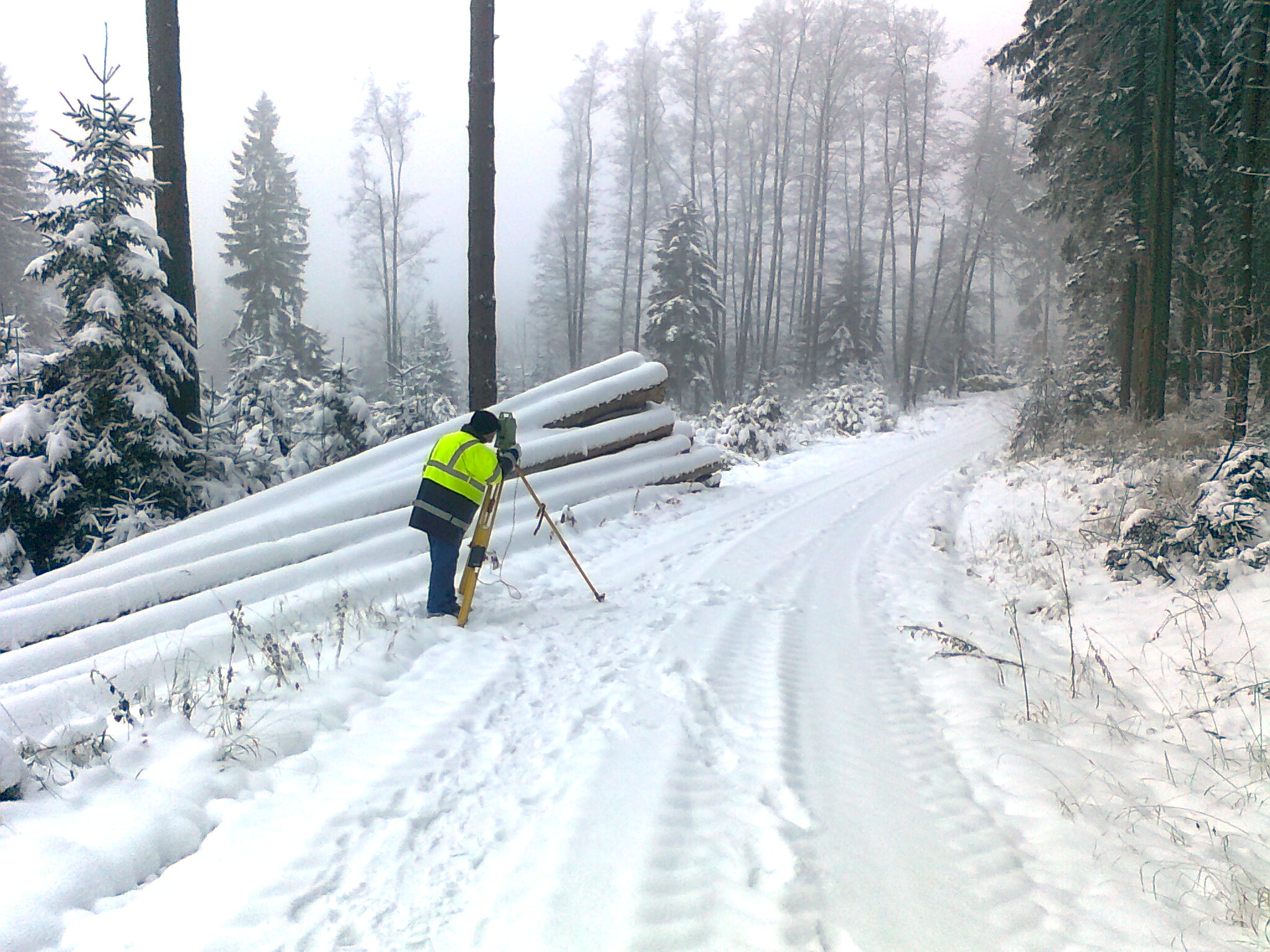 AD-Messung an Waldweg im Winter AD-Messung an Waldweg im Winter