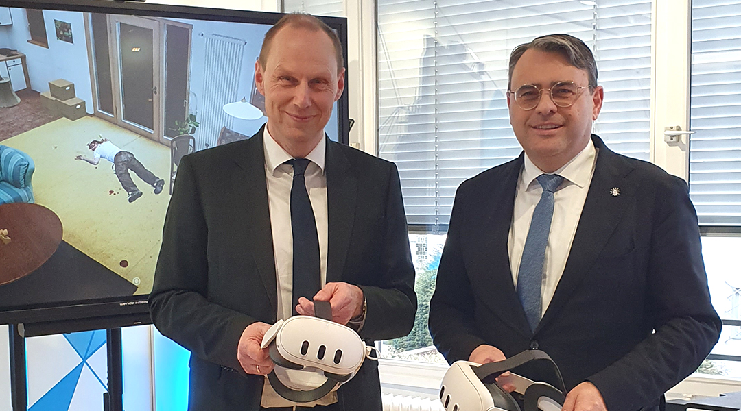 Virtual-Reality-Tatort zwei Männer im Anzug blicken in die Kamera