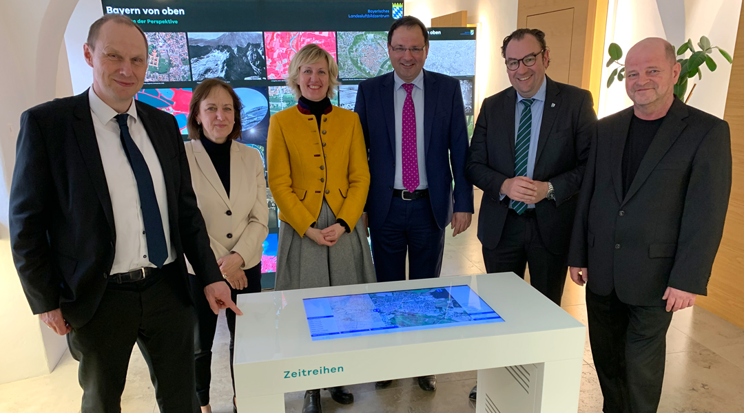 Wanderausstellung Nachfolgende sechs Personen stehen für ein Gruppenbild von links nach rechts aufgereiht: LDBV-Präsident Daniel Kleffel, Petra Högl (MdL), Finanz- und Heimatstaatssekretär Martin Schöffel, Dr. Bernhard Resch (Bürgermeister Abensberg) und Jürgen Mühlbauer (ADBV Abensberg) bei der Eröffnung der Wanderausstellung