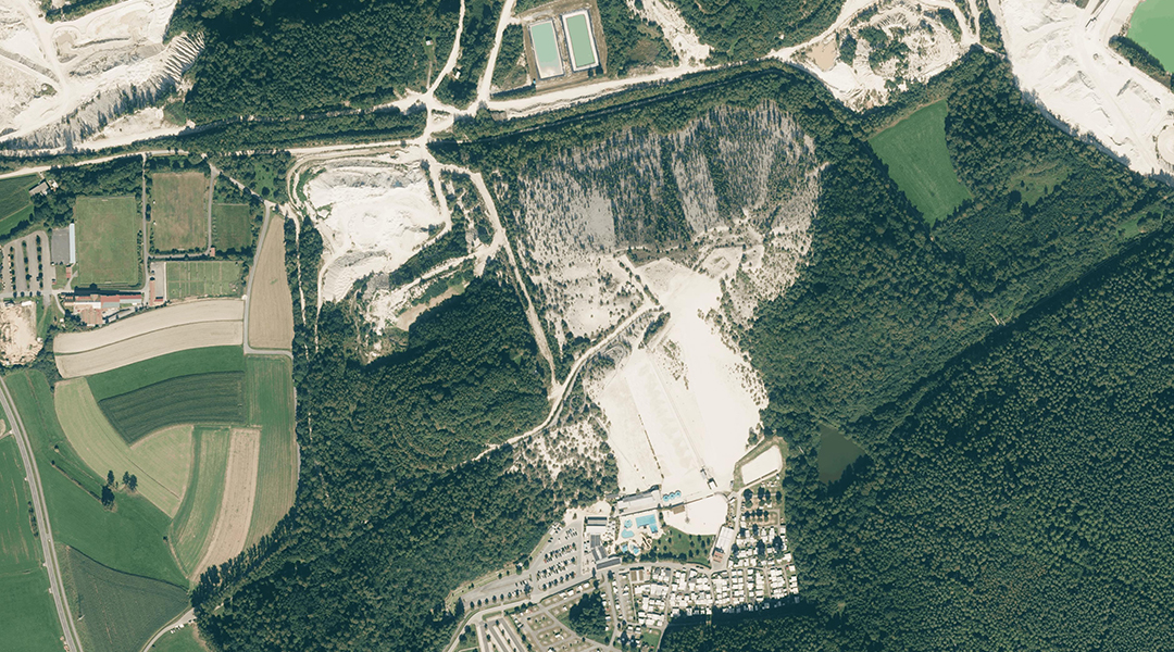 Luftbild des Monats April 2025 Luftbild mit Grünflächen und Sandberg