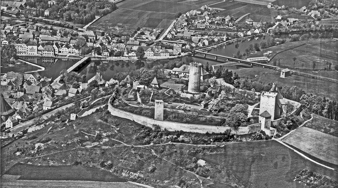 Luftbild des Monats Februar Schwarz- weiß Luftbild von der Burganlage